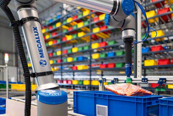 Der industrielle Pick-and-Place-Roboter kann verpackte Kleidungsstücke in der Textilbranche handhaben