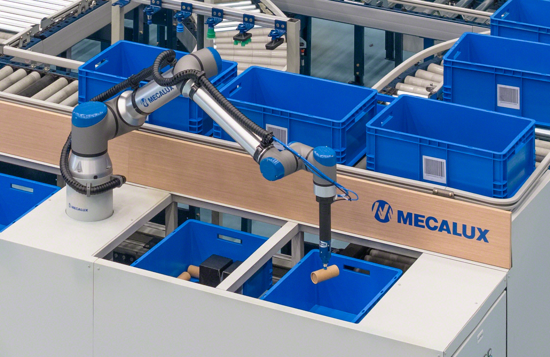 Der Kommissionierroboter von Mecalux ermöglicht die vollständige Automatisierung der Kommissionierung