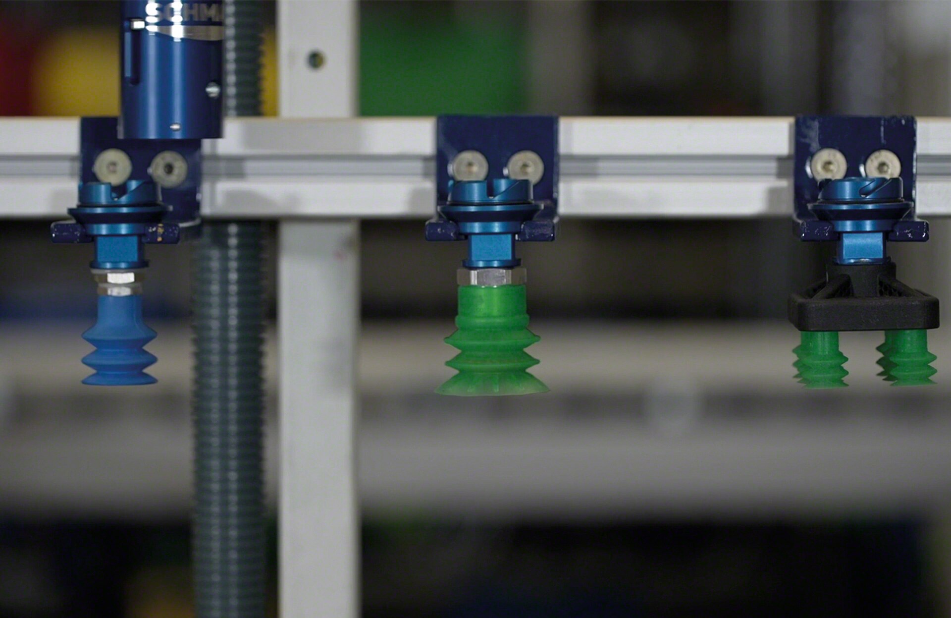 Der Roboter kann die Vakuumgreifer wechseln, um die Greifvorrichtung an die Eigenschaften des zu handhabenden Gegenstandes anzupassen