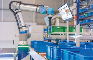 Kommissionierroboter nehmen Gegenstände aus einem Behälter und legen sie völlig autonom in einen anderen Behälter