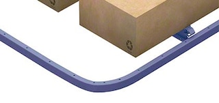 Bei einem Kragarmregalsystem gewährleisten die seitlichen Führungsschienen für Gabelstapler die sichere Bewegung der Stapler