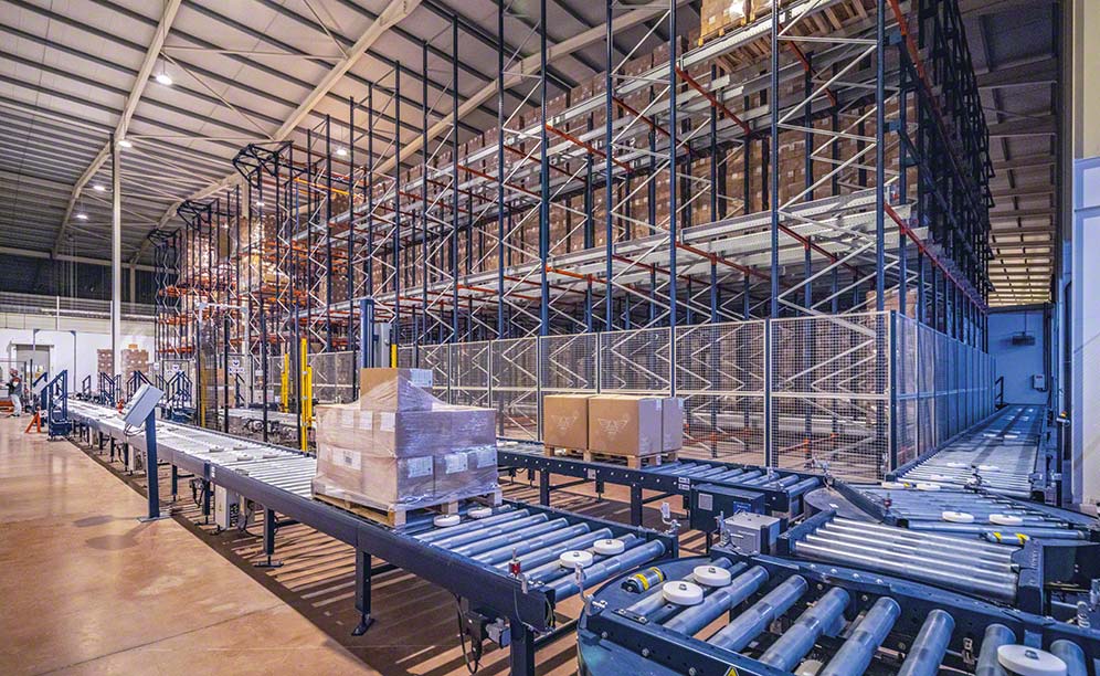 Automatische Regalbediengeräte im Logistikzentrum von ADA