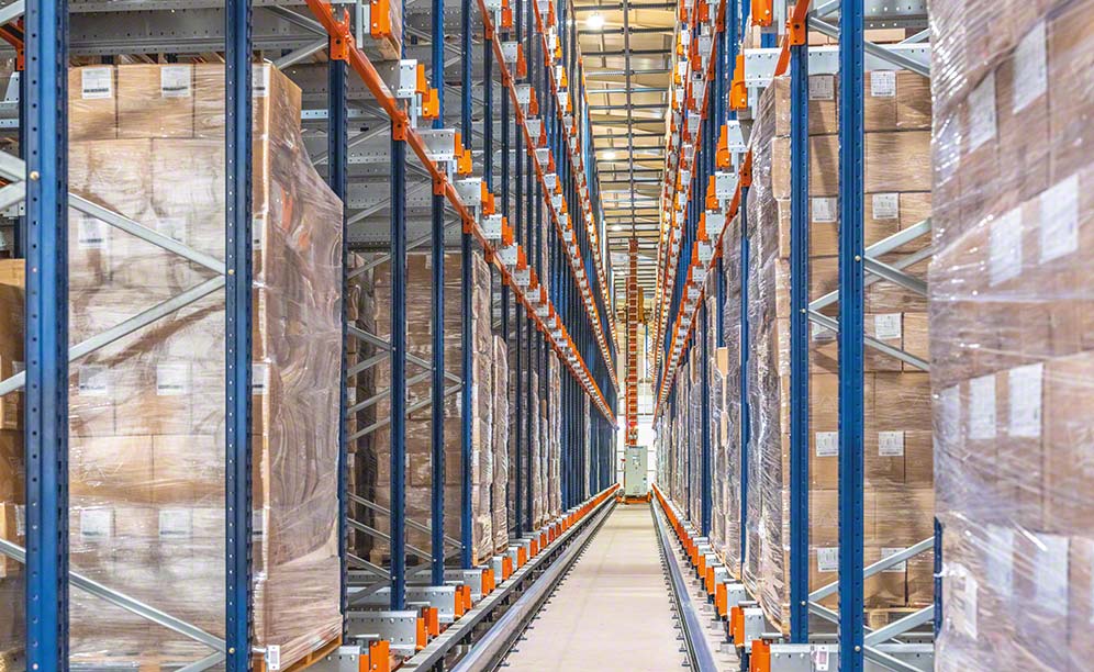 Das Pallet-Shuttle-System lagert ADA‘s Paletten in den Regalen ein