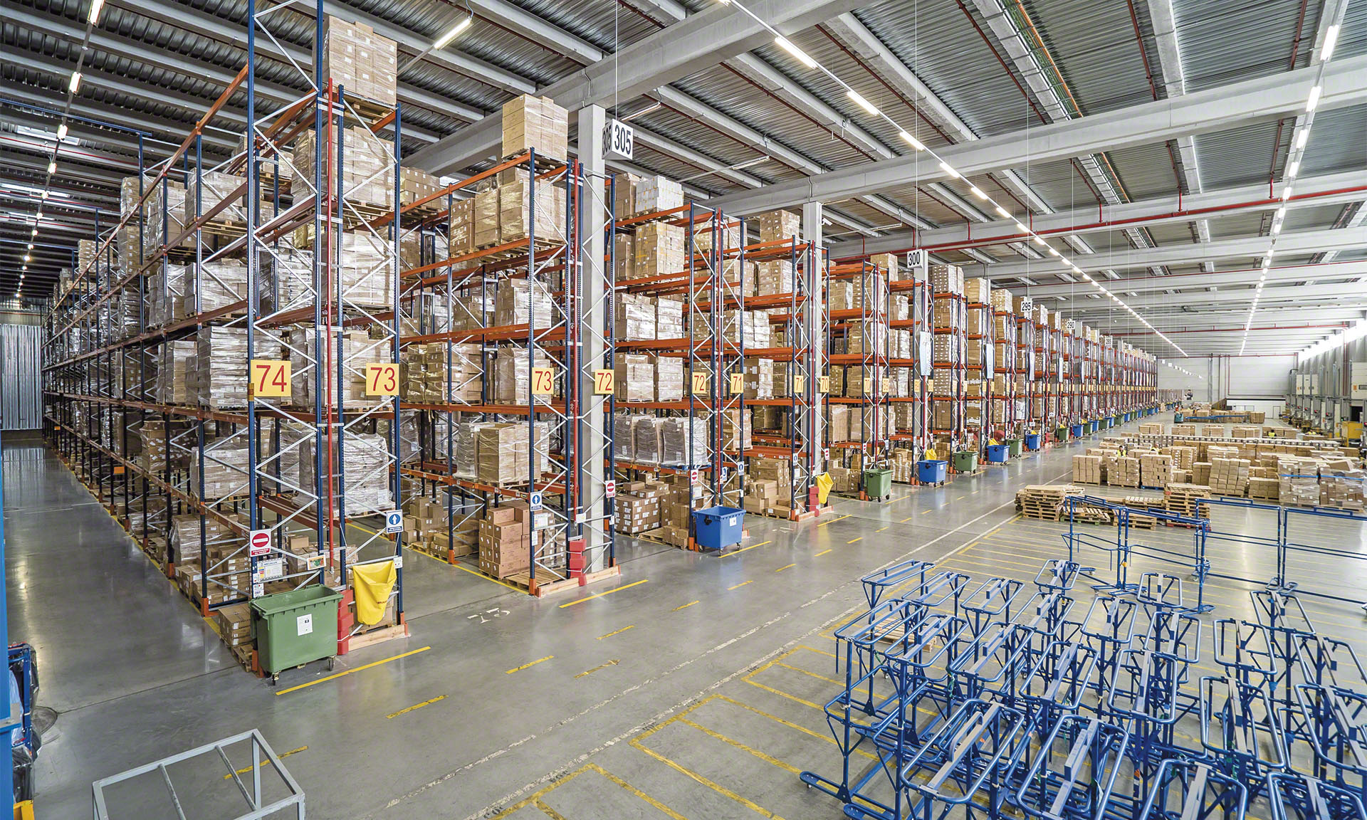 Das mit Palettenregalen ausgestattete DHL-Lager bietet Platz für über 90.000 Paletten