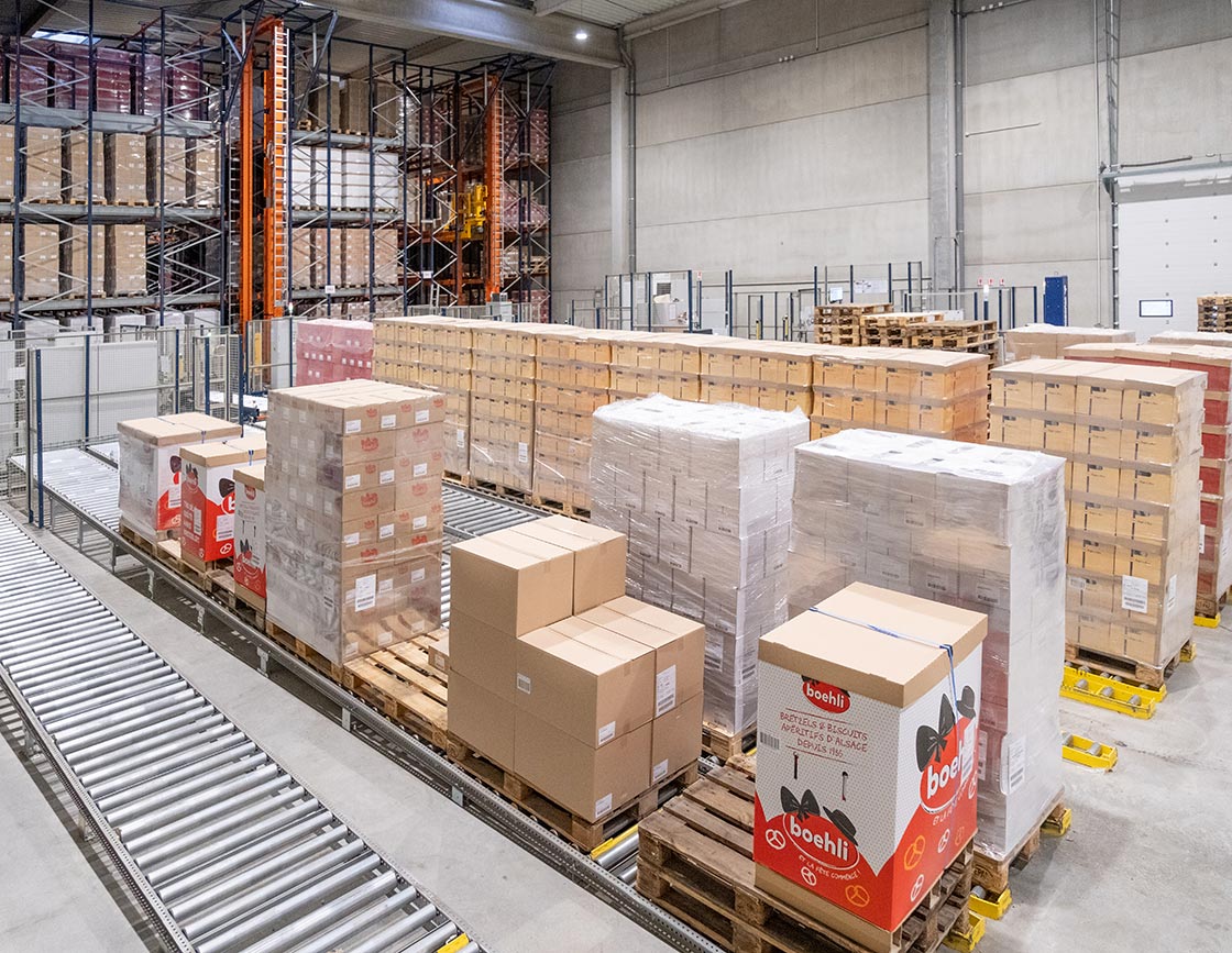 Boehli verfügt über ein automatisiertes Lager für Rohmaterial, Verpackungen sowie Brezeln und Gebäck