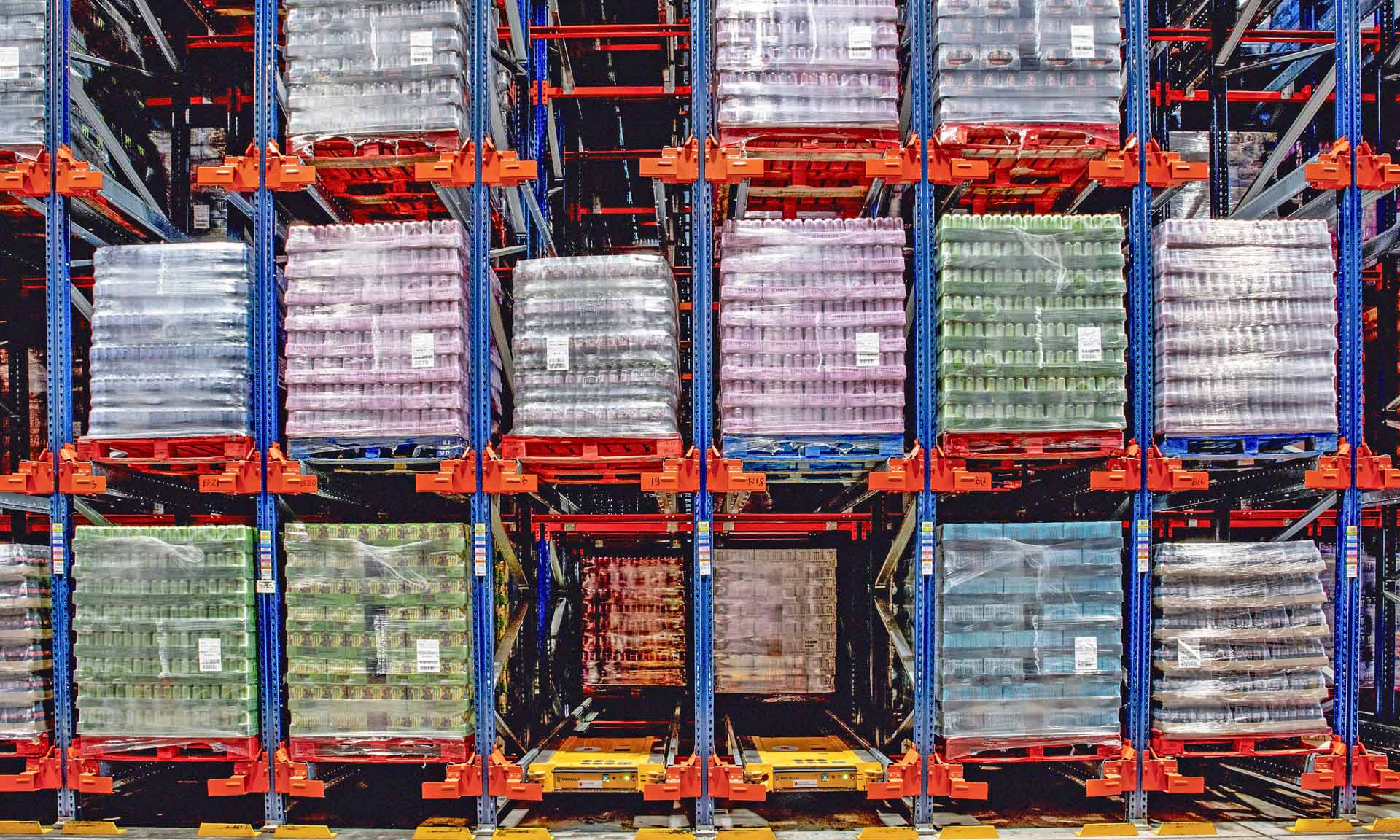 Mecalux verbessert die Lagerung von Getränken bei Coca-Cola HBC mit dem Pallet-Shuttle-System