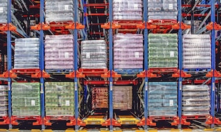 Mecalux verbessert die Lagerung von Getränken bei Coca-Cola HBC mit dem Pallet-Shuttle-System