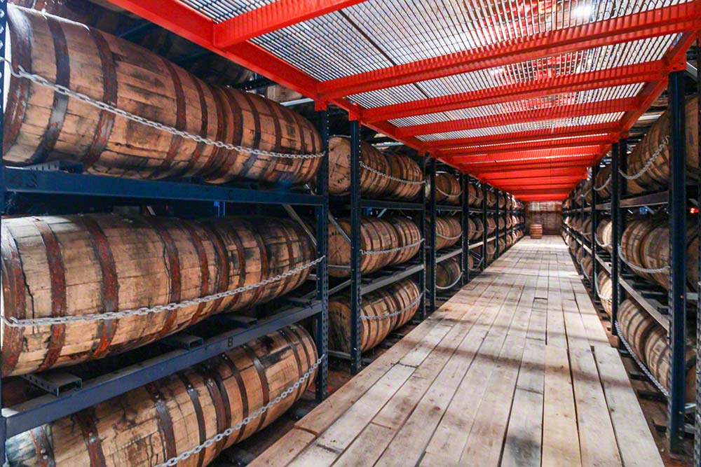 Regale für Fässer, u.a. Eichenfässer, im schwimmenden Lager von Ingram Whiskey