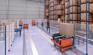 Schnelligkeit und Präzision bei der Beförderung von Waren mit den Elektrobodenbahnen