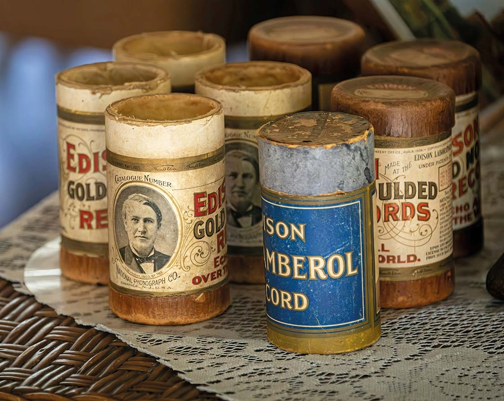 1935 erfand Ray Stanton Avery die heute allgegenwärtigen Aufkleber oder selbstklebenden Etiketten (Photo: Joseph Corl, Unsplash)