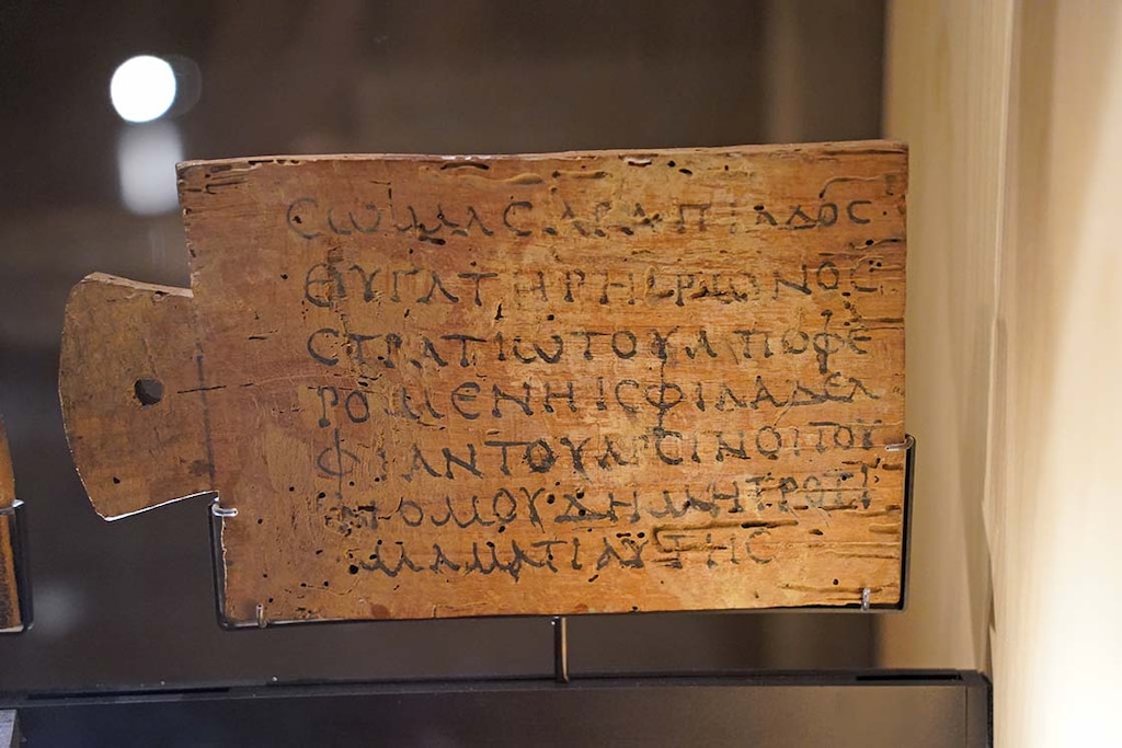 Mumienetikett aus dem Jahr 100–199, aus der Abteilung für ägyptische Altertümer des Louvre-Museums. Foto: TimeTravelRome, unter der Lizenz CC BY 2.0