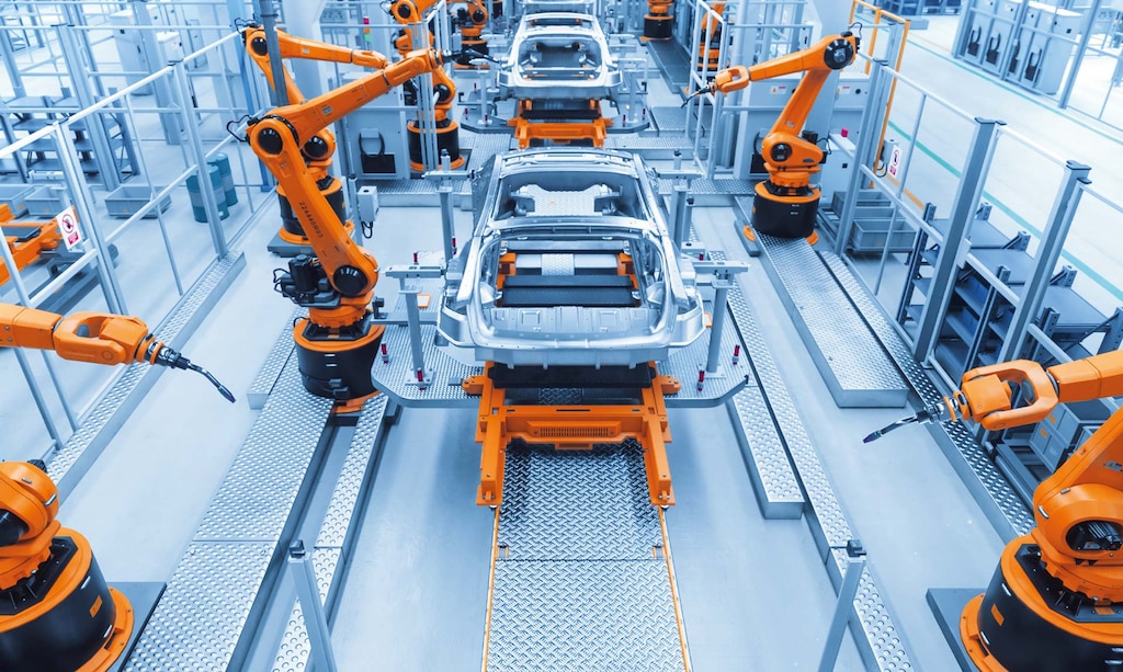 Kollaborative Roboter, sogenannte Cobots arbeiten mit den Bedienern zusammen, um die Produktivität zu steigern