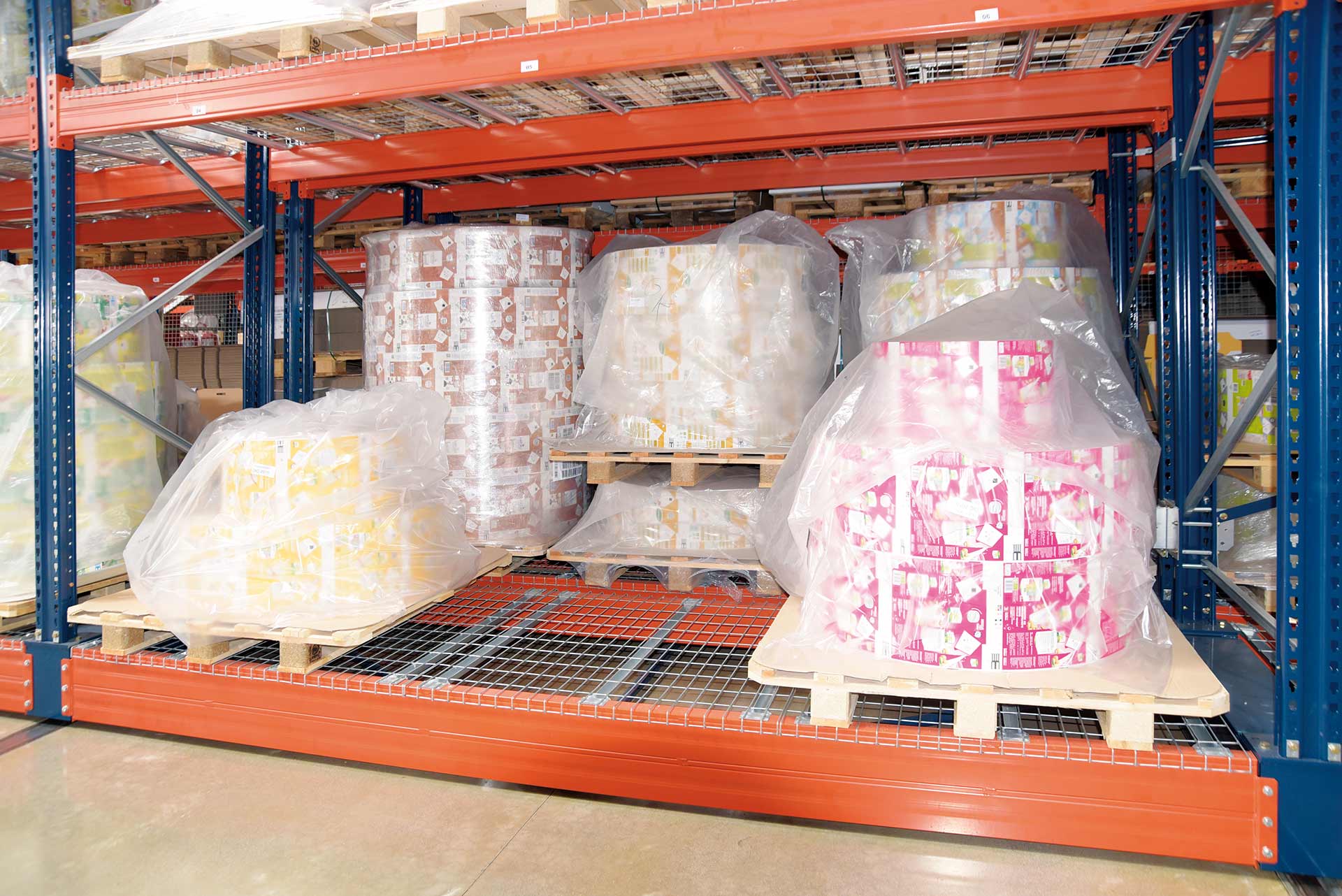 In Movirack-Regalen werden häufig Gitterfachböden montiert, um die Stabilität der Ware zu gewährleisten