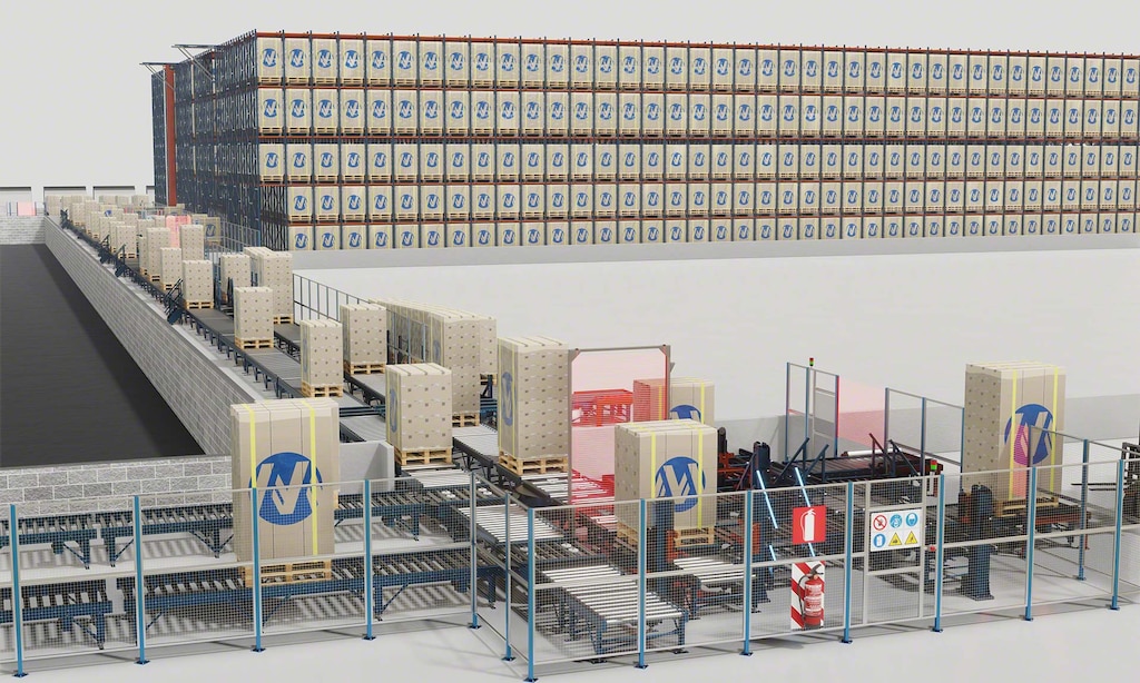 Automatisches Lager in der Produktionstätte von CEE Schisler Packaging Solutions in Thouars