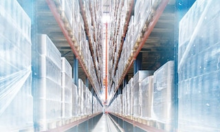 Das automatische und erdbebensichere Lager von Eurofrigo für die Verwaltung von Tiefkühlprodukten Das automatische und erdbebensichere Lager von Eurofrigo für die Verwaltung von Tiefkühlprodukten