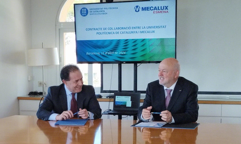 Der CEO von Mecalux, Javier Carrillo, und Daniel Crespo, Dozent an der UPC während der Unterzeichnung der Vereinbarung am 11. April im Talaia-Saal des Rektorats der UPC in Barcelona