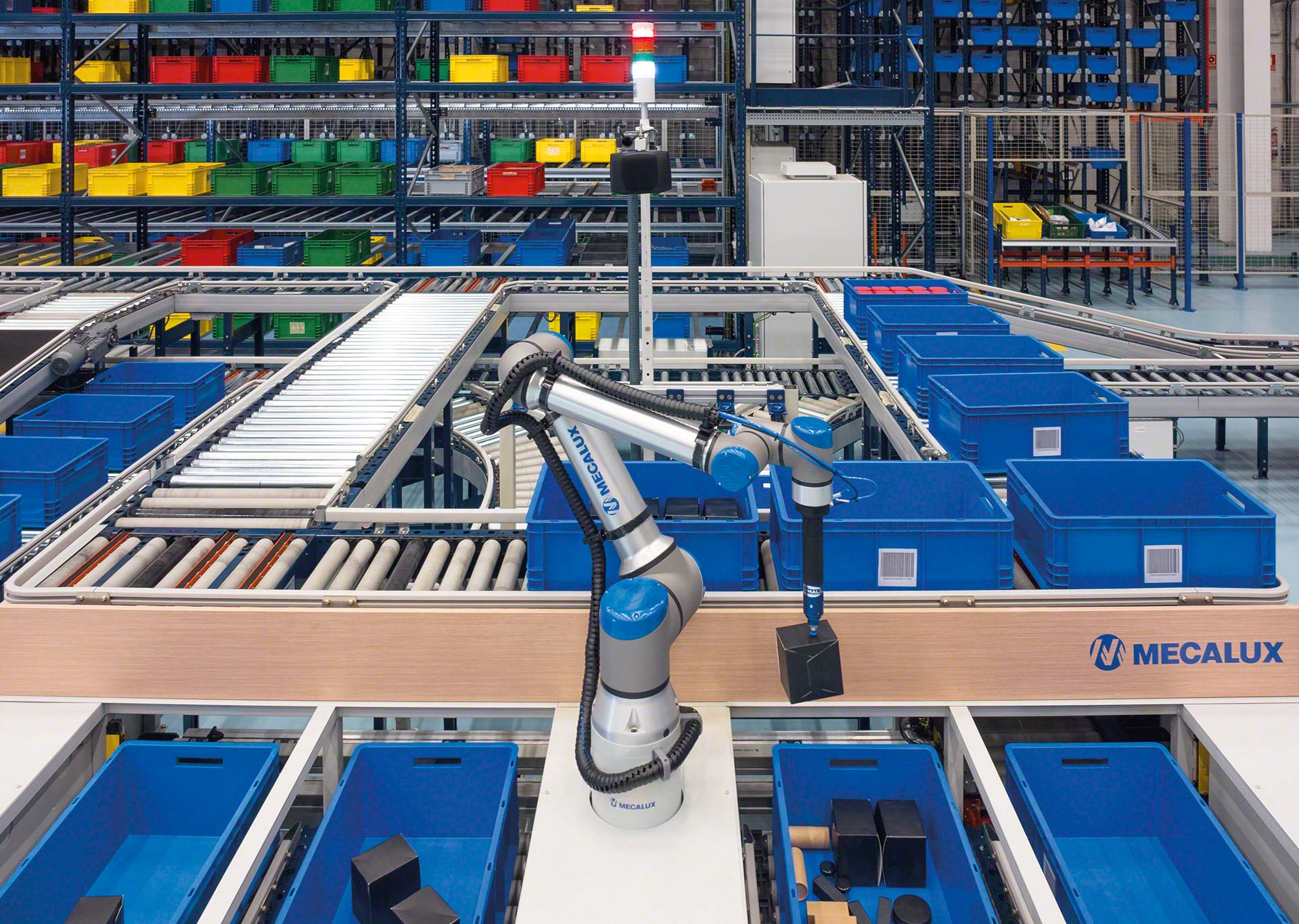 Mecalux bringt ein Robotersystem zur Kommissionierung mit der KI-Technologie von Siemens heraus
