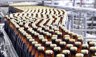 Slaur Sardet: ein automatisches Lager mit 8 Regalbediengeräten zur Abwicklung von 160 Millionen Flaschen pro Jahr