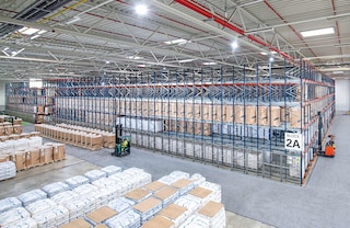 Das Paletten-Shuttle ist ein Kompaktlagerungssystem, das die verfügbare Lagerfläche optimal ausnutzt