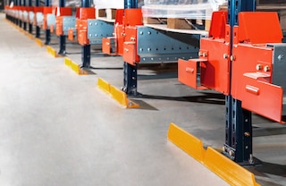 Die Radstoppschienen zeigen dem Fahrer, wie nah er mit dem Stapler an das Regal heranfahren darf