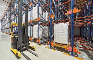 Mit dem Paletten-Shuttle-System lassen sich Big Bags lagern