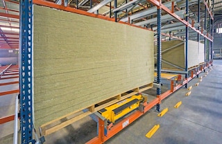 Die Abmessungen der Pallet-Shuttle-Regale können an größere Lasten angepasst werden