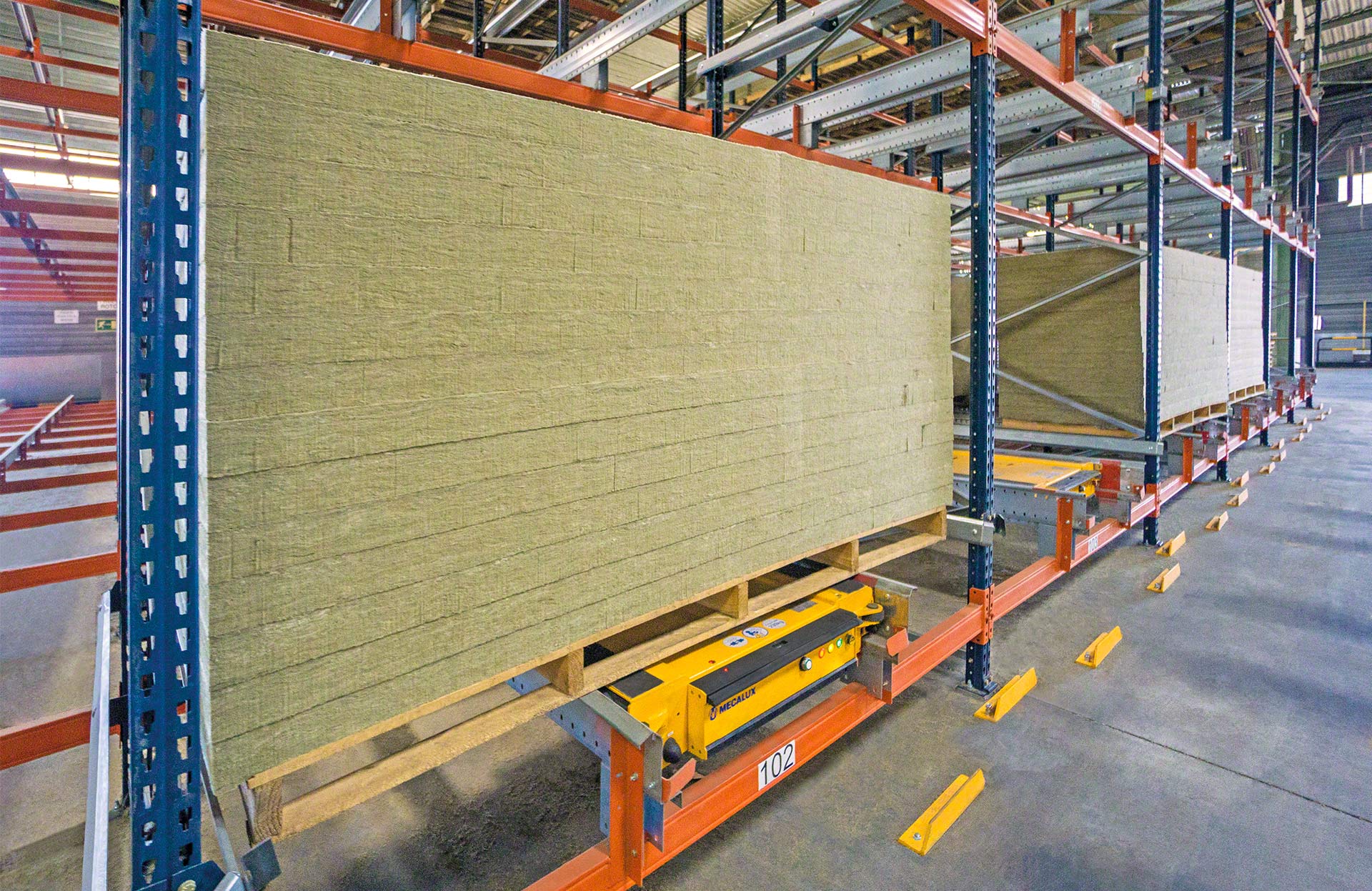 Die Abmessungen der Pallet-Shuttle-Regale können an größere Lasten angepasst werden