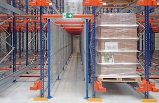 Innerhalb der Regale des Paletten-Shuttle-Systems können Flucht- oder Wartungsgänge installiert werden