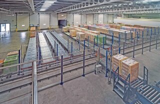 Das Fördersystem kann mit Hilfe eines Verfahrwagens Durchlaufkanäle versorgen