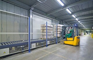 Sicherheitsabsperrungen grenzen die Gefahrenbereiche des Fördersystems ab