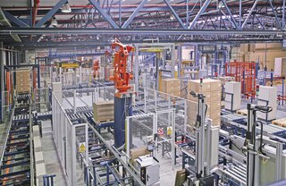 Eine Palettenförderanlage kann die Beförderung von Waren zu einer automatischen Kommissionierstation beschleunigen