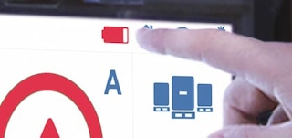 Der Hinweis „Akku schwach“ zeigt an, dass der Akku ersetzt oder aufgeladen werden muss