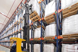 Bei der Entnahme von Paletten erfolgt der Vorgang in umgekehrter Reihenfolge