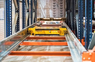 Das Paletten-Shuttle automatisiert das Abstellen und die Entnahme von Paletten in sehr tiefen Kanälen