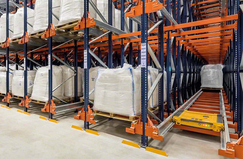 Das Pallet Shuttle kann in Regalen mit einer Tiefe von mehr als 60 m arbeiten Das Pallet Shuttle kann in Regalen mit einer Tiefe von mehr als 60 m arbeiten