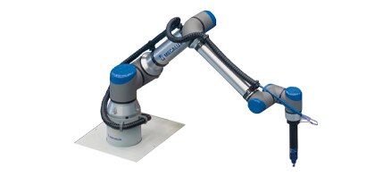 El brazo robótico industrial opera con la máxima eficiencia