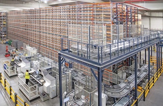 Die Regale des Shuttle-Lagersystems bieten eine große Lagerkapazität