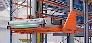 Die Shuttle-Lifte befördern die Shuttles zwischen den Ebenen