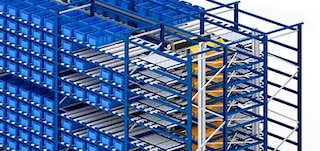 Die Regale des Shuttle-Lagersystems sorgen für eine optimale Raumnutzung