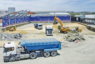 Die Bau des Hochregallagers in Silobauweise beginnt mit der Errichtung der Bodenplatte