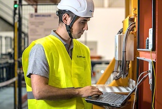 Ein technisches Team von Mecalux reist zum Lager des Kunden, wenn der festgestellte Vorfall dies erfordert