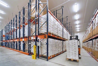 Wenn der Gabelstapler aus dem Gang rausfährt, muss der Lagermitarbeiter das System zurücksetzen Wenn der Gabelstapler aus dem Gang rausfährt, muss der Lagermitarbeiter das System zurücksetzen