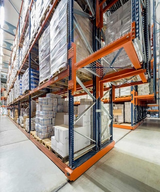 Neben dem zur Wand nächstgelegenen Modul kann ein Fußgängerdurchgang angelegt und mit Konsolen versehen werden Neben dem zur Wand nächstgelegenen Modul kann ein Fußgängerdurchgang angelegt und mit Konsolen versehen werden