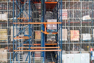 Elektrische Vertikalförderer werden in bestimmten automatischen Lagersystemen eingesetzt Elektrische Vertikalförderer werden in bestimmten automatischen Lagersystemen eingesetzt