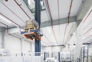 Vertikalförderer werden eingesetzt, um Etagen in Lagern mit unterschiedlichen Höhen zu verbinden Vertikalförderer werden eingesetzt, um Etagen in Lagern mit unterschiedlichen Höhen zu verbinden