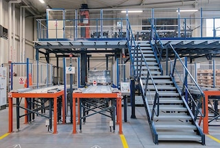 Vertikalförderer eignen sich besonders für Lagerbühnen und Pick-Tower Vertikalförderer eignen sich besonders für Lagerbühnen und Pick-Tower