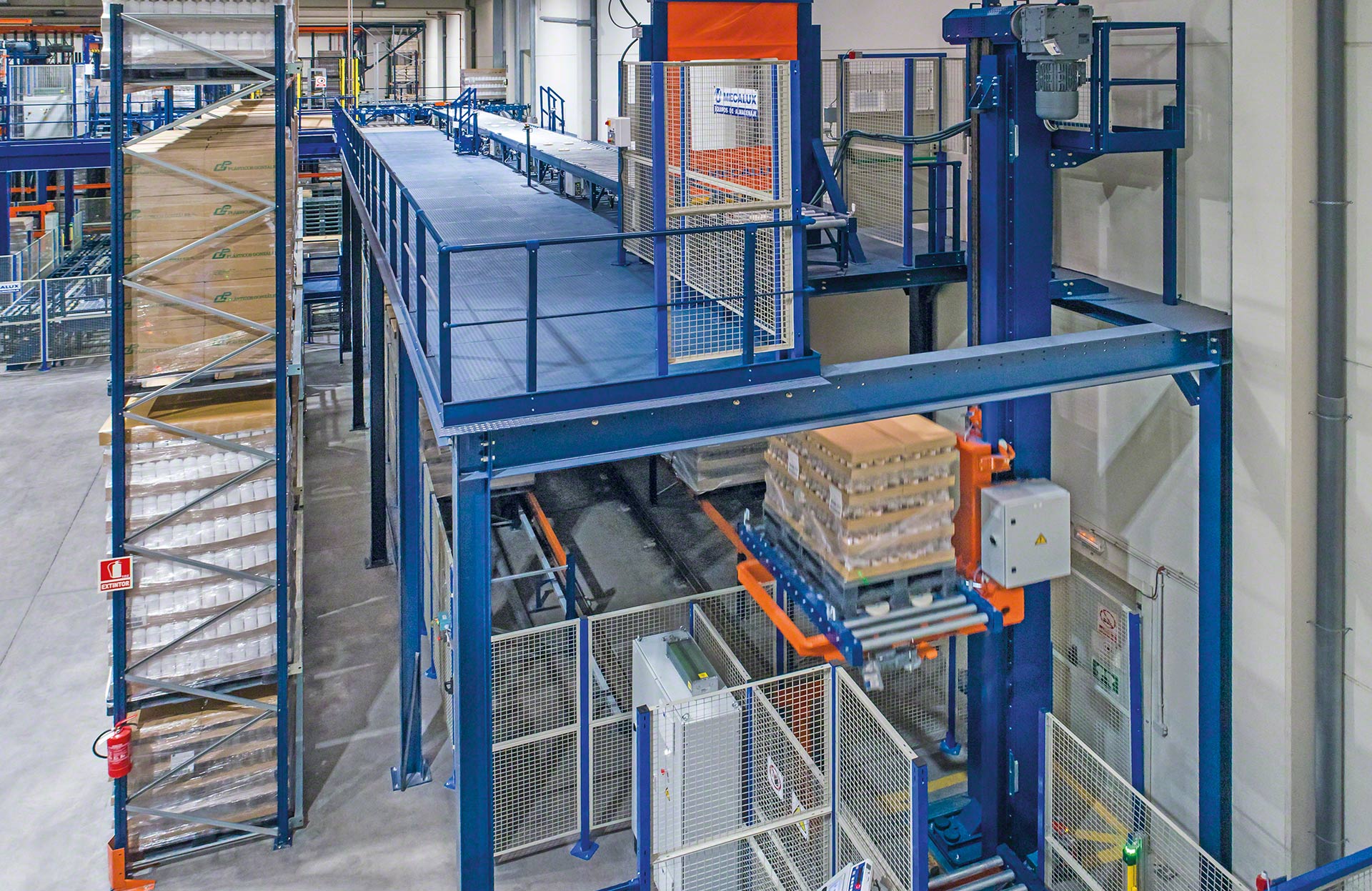 Senkrechtförderer für Paletten verbinden verschiedene Stockwerke