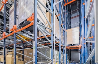 Dank ihrer kompakten Bauweise benötigen Vertikalförderer nur wenig Platz Dank ihrer kompakten Bauweise benötigen Vertikalförderer nur wenig Platz