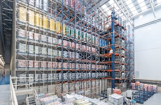 Mit Vertikalförderern können Paletten zwischen verschiedenen Lagerebenen befördert werden Mit Vertikalförderern können Paletten zwischen verschiedenen Lagerebenen befördert werden