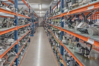 Weitspannregale aus Metall tragen verschiedene Arten von Lasten